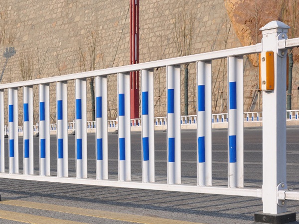 道路鋅鋼護(hù)欄圖片