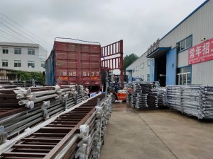 金用護欄2020年7月17日下午鋅鋼玻璃護欄產品裝車發貨！