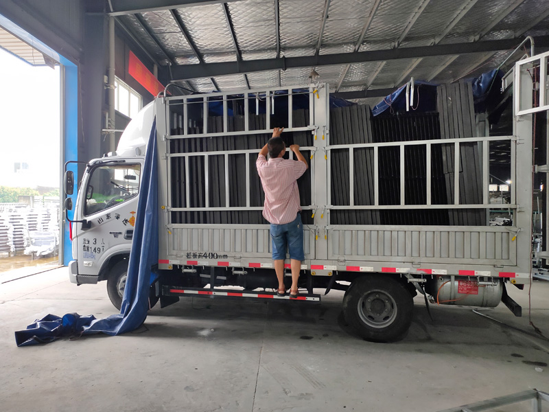 金用護欄2020年7月27日鋁合金百葉窗裝車發貨！