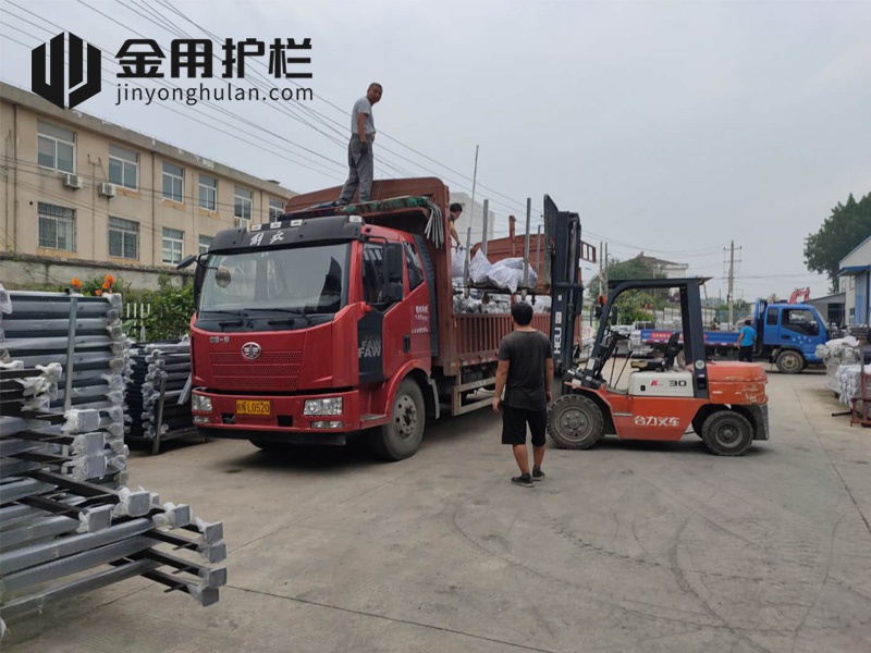金用護(hù)欄2020年7月30日鋅鋼窗戶護(hù)欄裝車發(fā)貨！