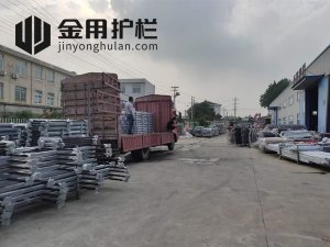 金用護(hù)欄2020年7月29日鋅鋼玻璃護(hù)欄裝車(chē)發(fā)貨！