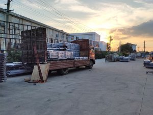 金用護(hù)欄2020年8月4日鋅鋼陽(yáng)臺(tái)玻璃護(hù)欄裝車(chē)發(fā)貨！