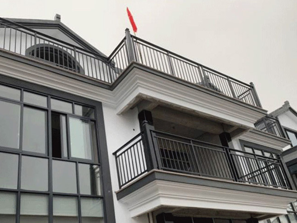 陽臺護欄用哪種材質性價比高？