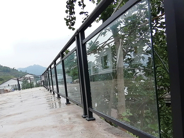 陽臺護欄用哪種材質性價比高？