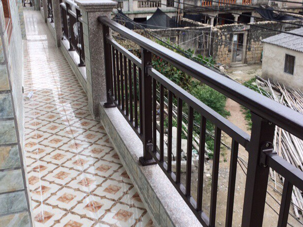 鋅鋼陽臺護(hù)欄特點