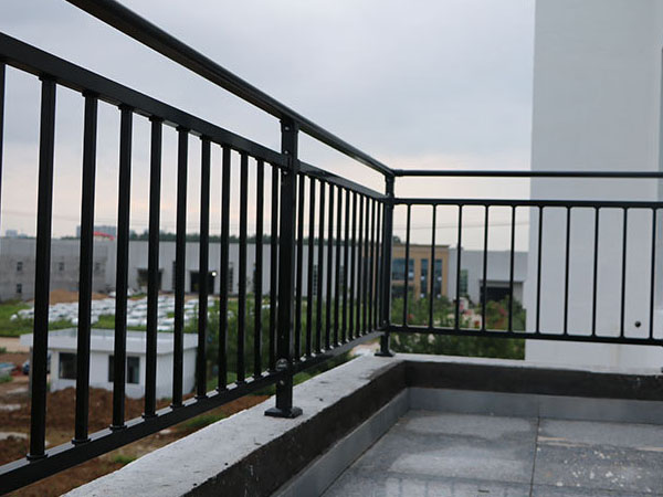 鋅鋼護欄廠家哪家價格便宜質量又好？