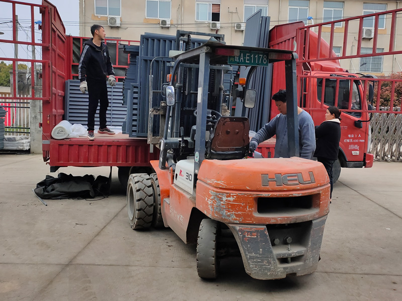 金用護欄2021年4月2日鋁合金百葉窗發貨！