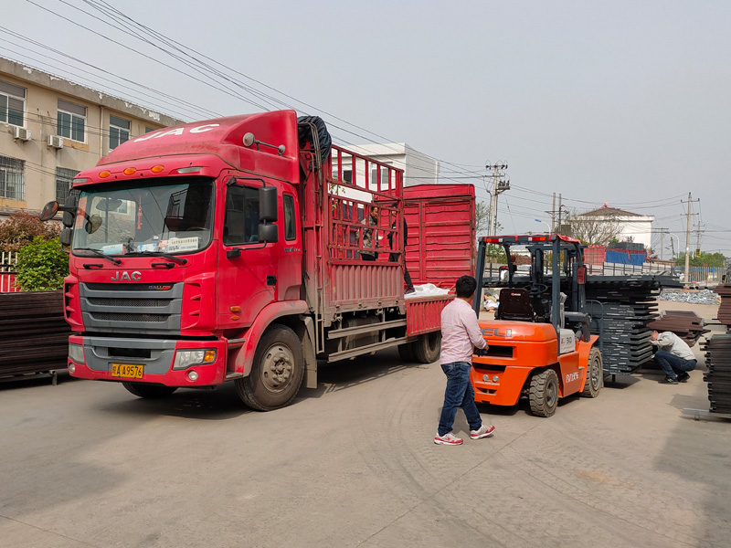 金用護(hù)欄2021年4月16日第二車百葉窗發(fā)貨！