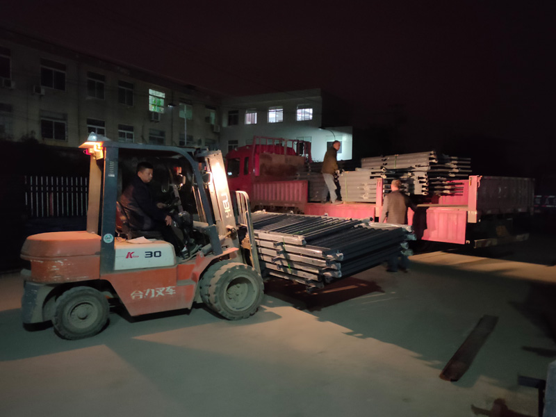 金用護欄2021年12月8日鋅鋼陽臺欄桿裝車發貨！