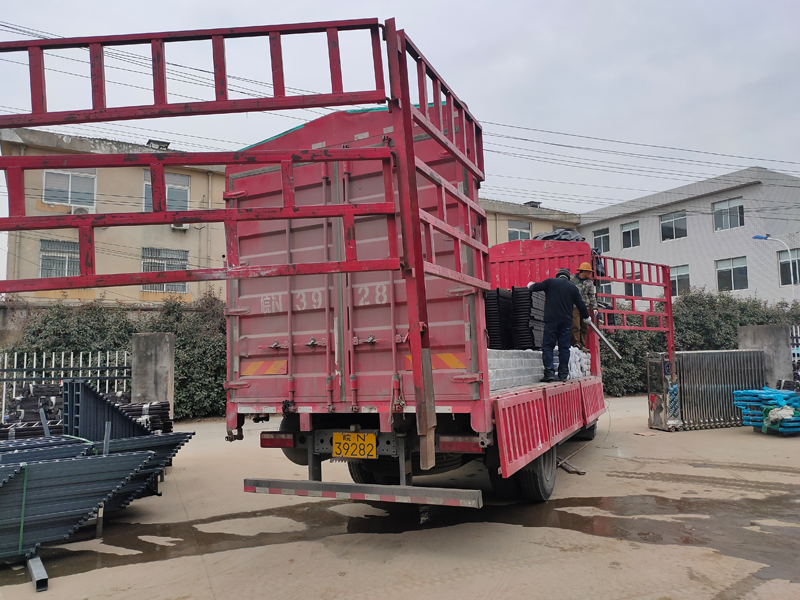  金用護欄2022年1月18日鋅鋼飄窗欄桿裝車發貨！