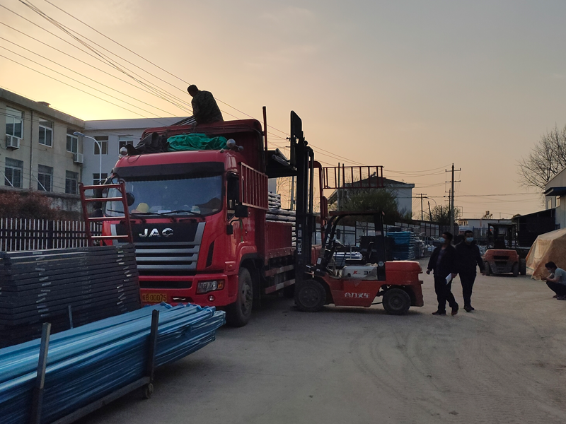 金用護(hù)欄2022年3月31日鋅鋼陽(yáng)臺(tái)護(hù)欄裝車發(fā)貨！