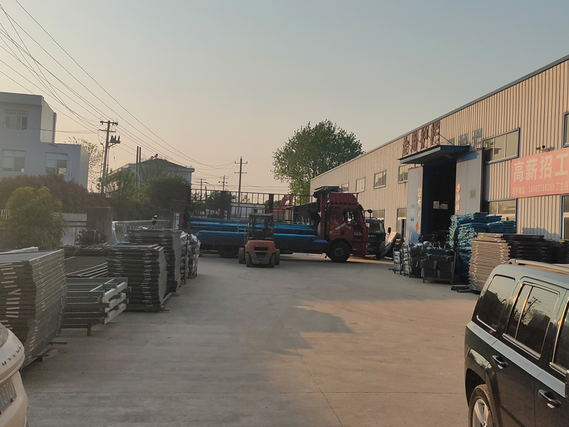 金用護(hù)欄2022年4月11日鋅鋼組裝欄桿裝車(chē)發(fā)貨！