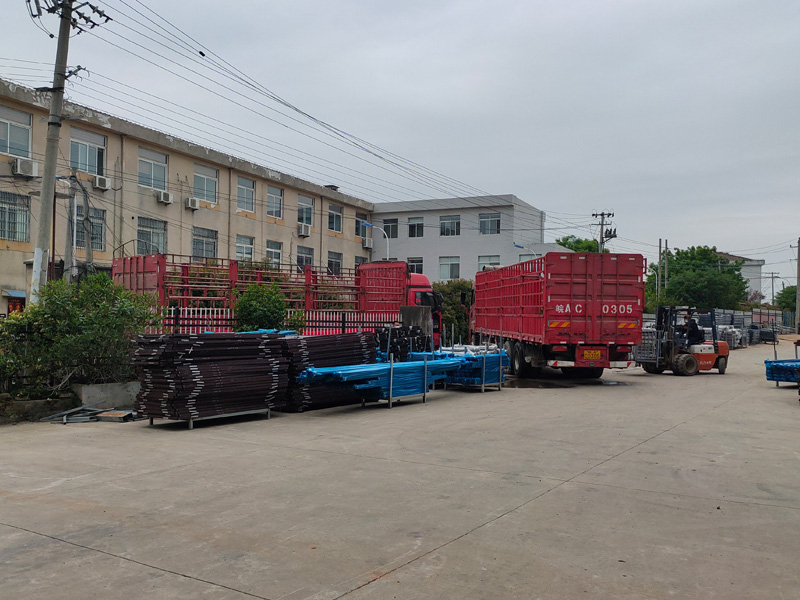 金用護欄2022年5月6日鋅鋼連廊欄桿裝車發貨！