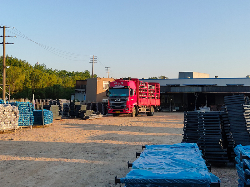 金用護欄2022年5月11日鋅鋼玻璃欄桿裝車發貨！