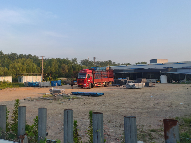 金用護欄2022年8月3日鋅鋼陽臺護欄裝車發貨！