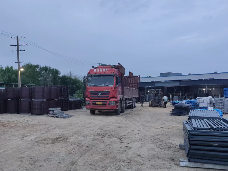 金用護欄2022年9月7日鋅鋼組裝護欄裝車發(fā)貨！