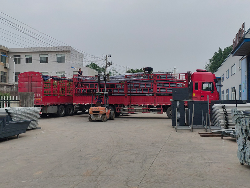 2023年6月2日鋅鋼玻璃護欄裝車發(fā)貨！