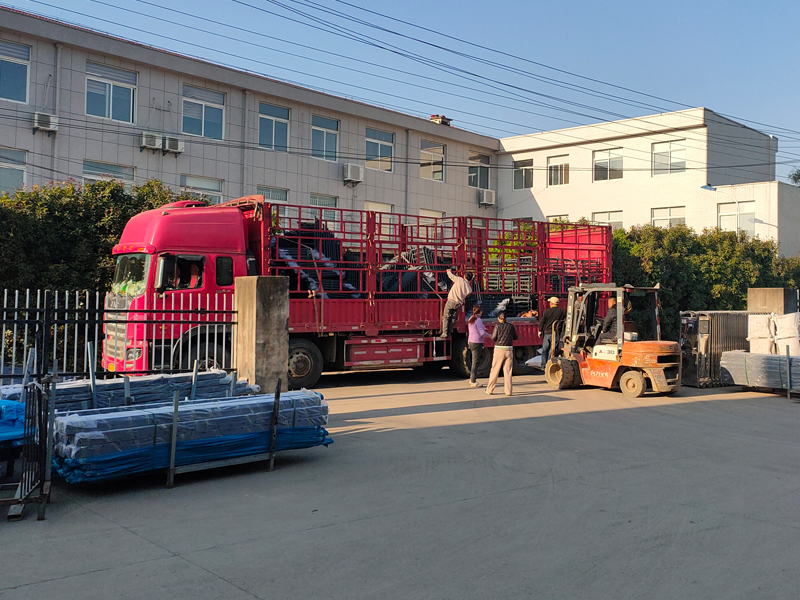 2024年12月3日鋅鋼飄窗欄桿裝車發貨！